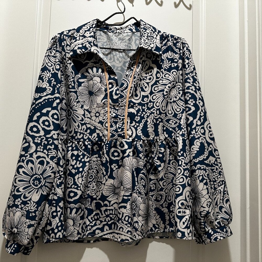 XL Womens Casual Top,  Blue & White Blouse, Non-smoking, non-pets home.